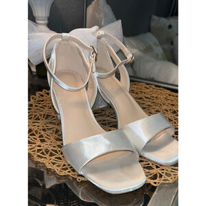 Women's Unbranded White Block Heel Sandals with Bows Size 6.5